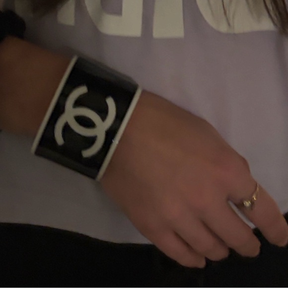 CHANEL Costume Jewelry Black and White Resin CC Logo Cuff - Picture 2 of 6